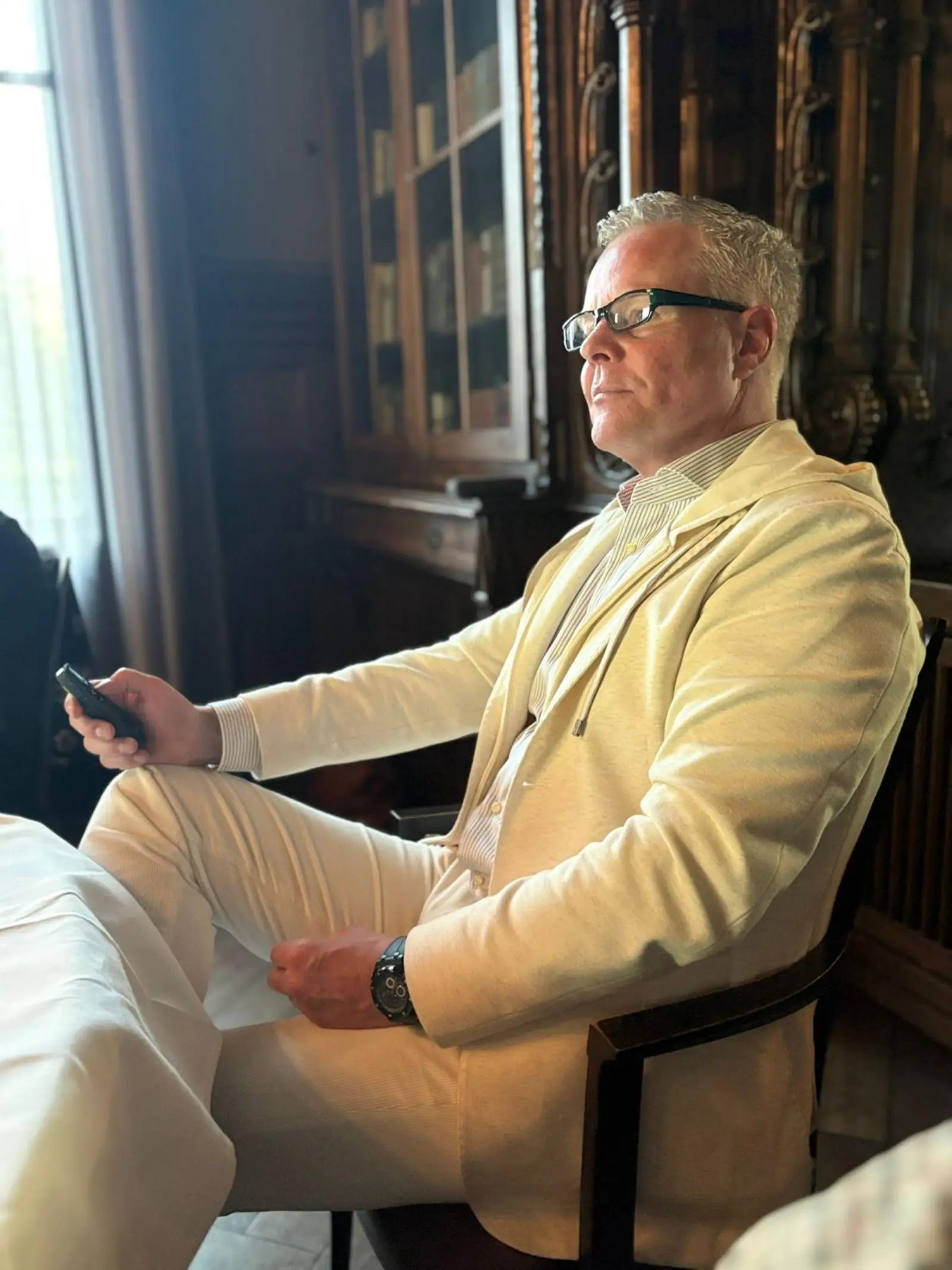 Niklas Horstmann in der Bibliothek